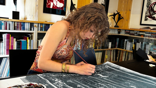 Foto: Rozemarijn (19) uit Hierden maakte illustraties voor Herman van Veen: 'Het voelt echt als een eer'