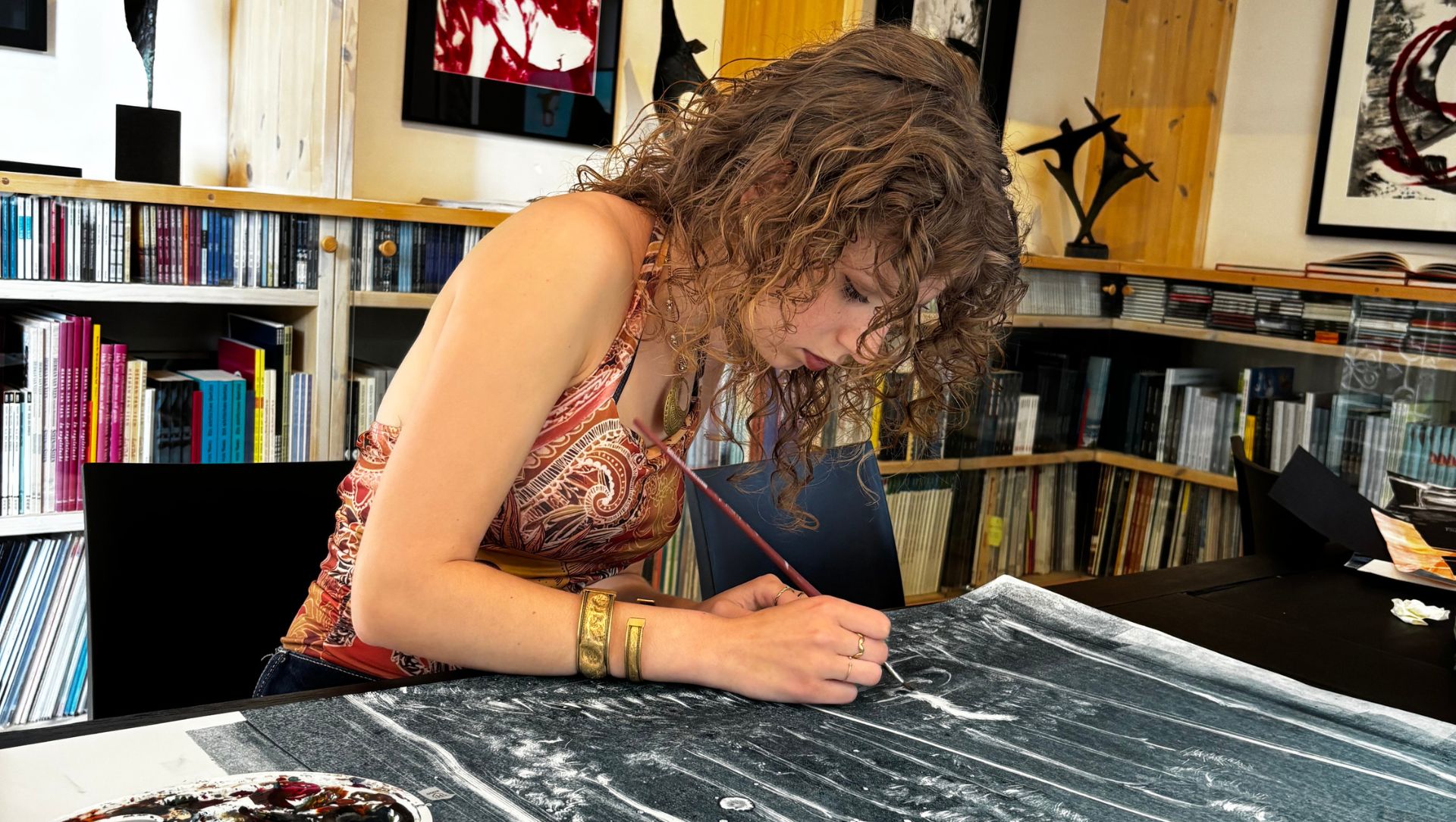 Foto: Rozemarijn (19) uit Hierden maakte illustraties voor Herman van Veen: 'Het voelt echt als een eer'