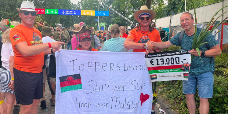 Foto: 200 kilometer voor onderwijs in Malawi: Hendrik Scholten en Gerard van den Bosch halen €13.000 op tijdens Vierdaagse