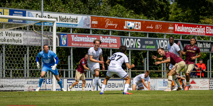 Foto: SC Heerenveen en OH Leuven vermaken publiek in doelpuntrijk oefenduel in Oldebroek
