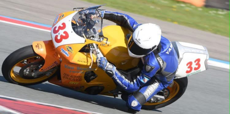 Foto: Tom van Beek aan de start bij Isle of Man Classic Superbikes in Assen