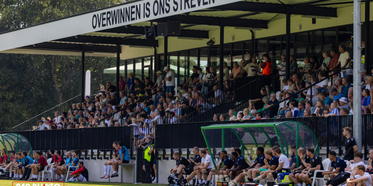 Foto: SC Heerenveen en OH Leuven vermaken publiek in doelpuntrijk oefenduel in Oldebroek