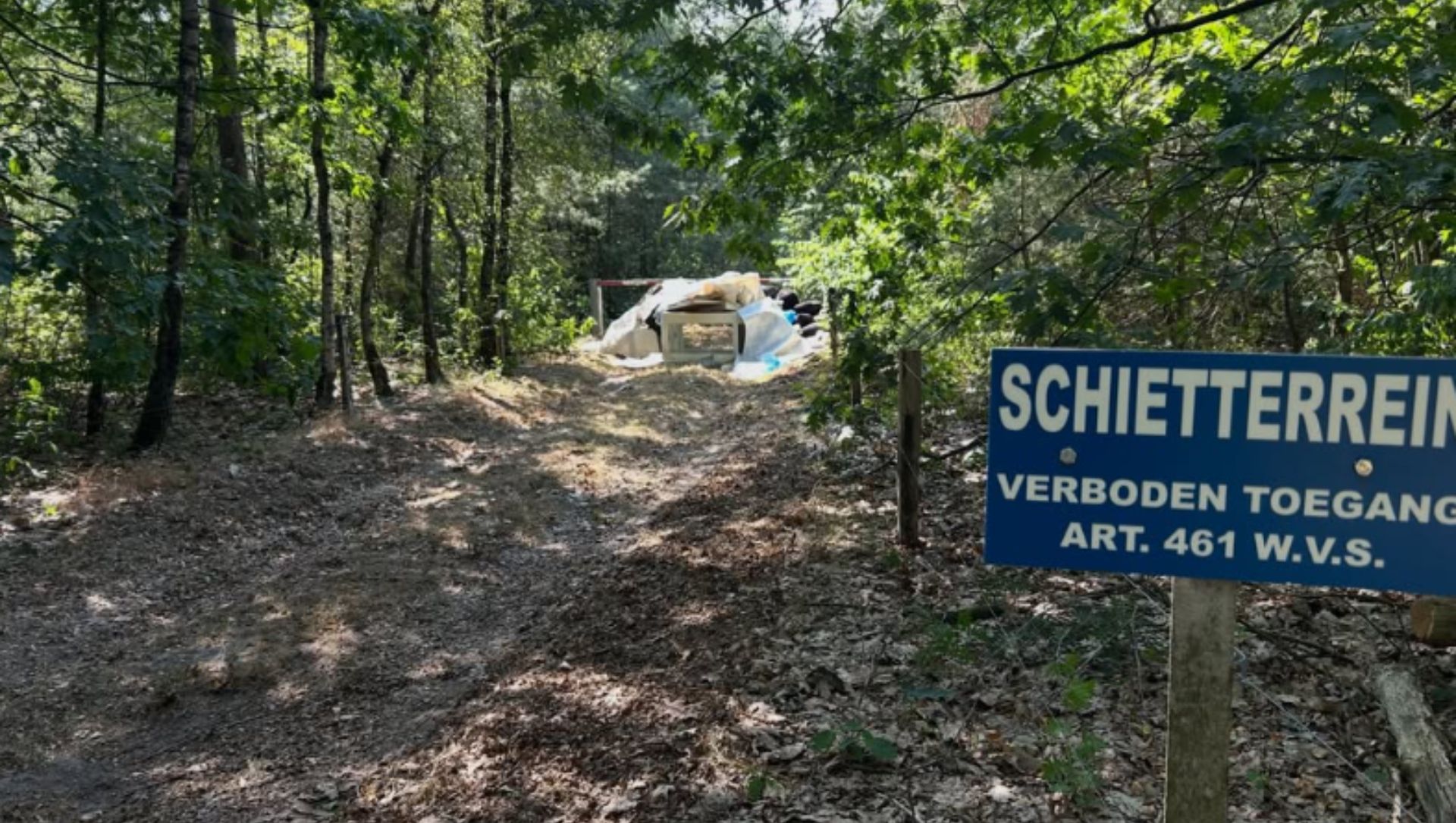 Foto: Gasfornuis, stoelen en kasten gedumpt op schietterrein bij Wezep: verdachte bekent
