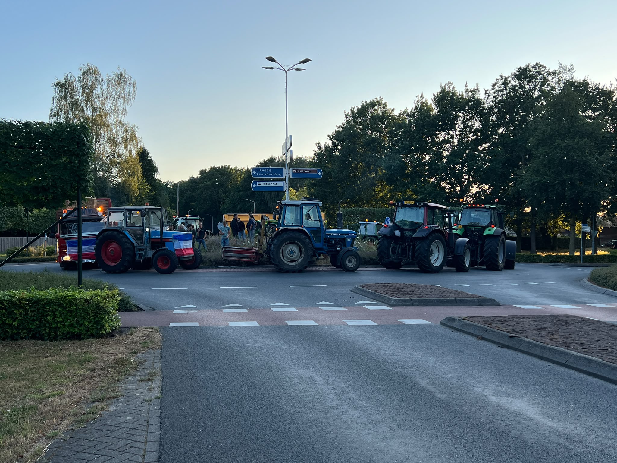 Foto: Boeren voeren actie op rotonde in Nunspeet