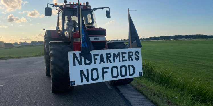 Foto: Boeren protesteren met tractoren tegen stikstofbeleid