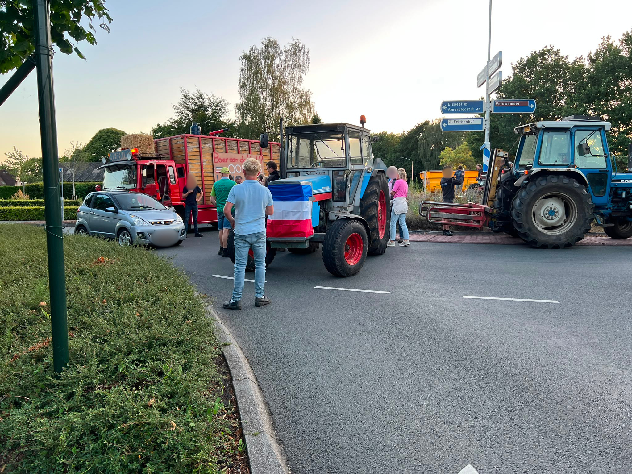 Foto: Update | Boeren voeren actie op rotonde in Nunspeet