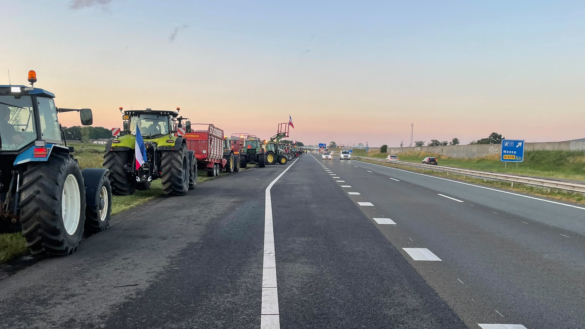 Foto: Boeren protesteren met tractoren tegen stikstofbeleid