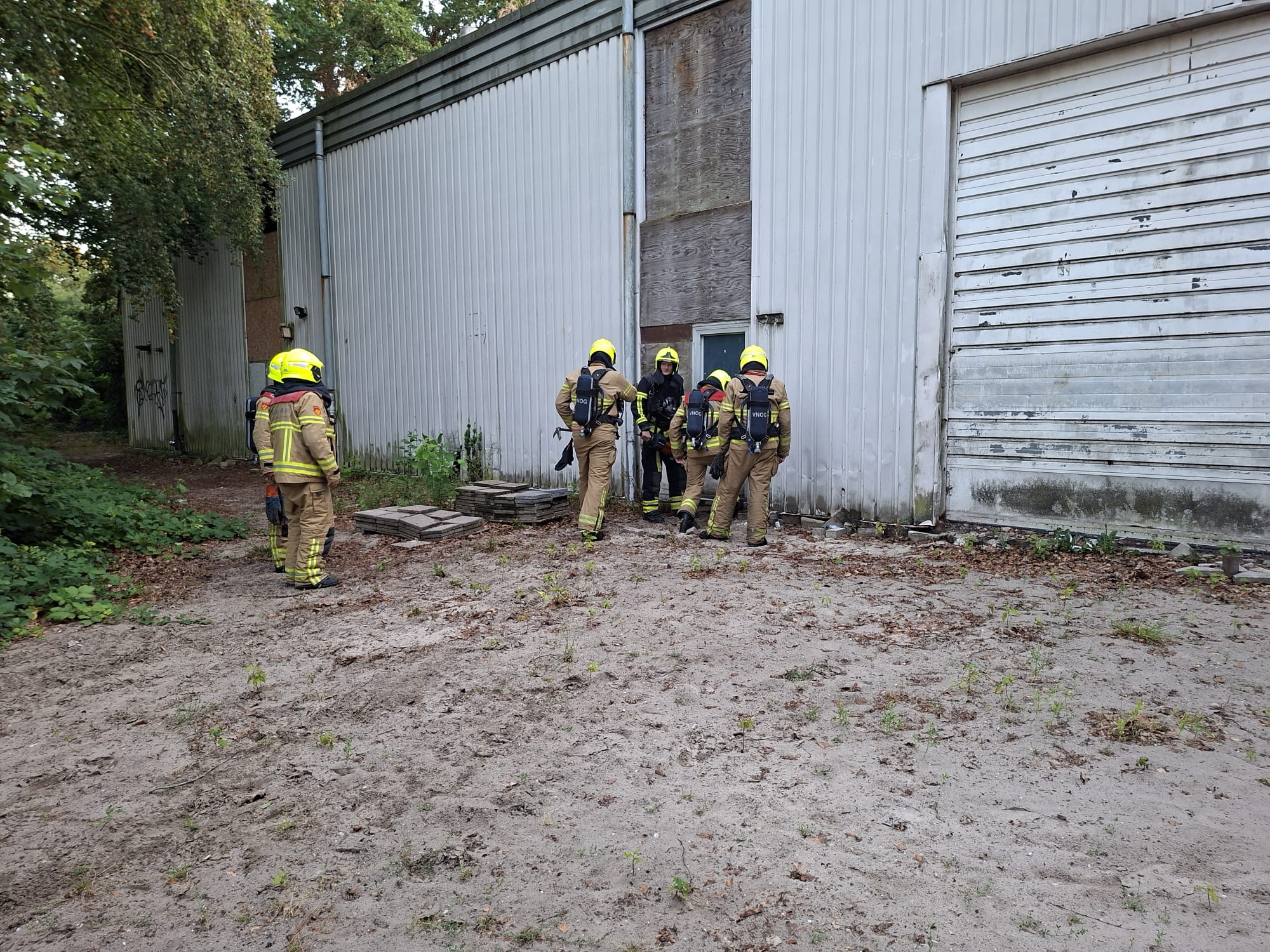 Foto: Brand in leegstaand kantoorpand in Nunspeet snel onder controle