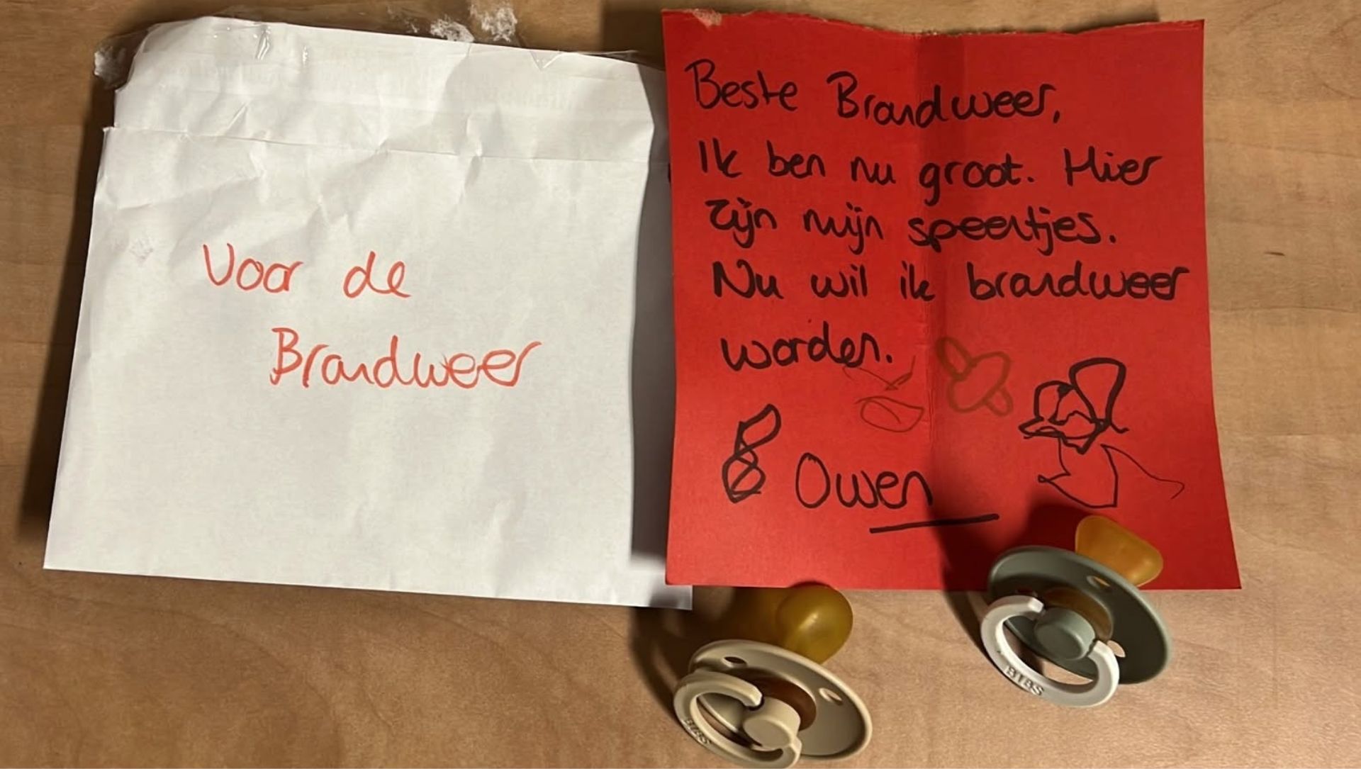 Foto: Owen leverde zijn speentjes in bij brandweer, nu wacht hem een verrassing