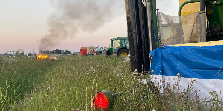 Foto: Boeren protesteren met tractoren tegen stikstofbeleid