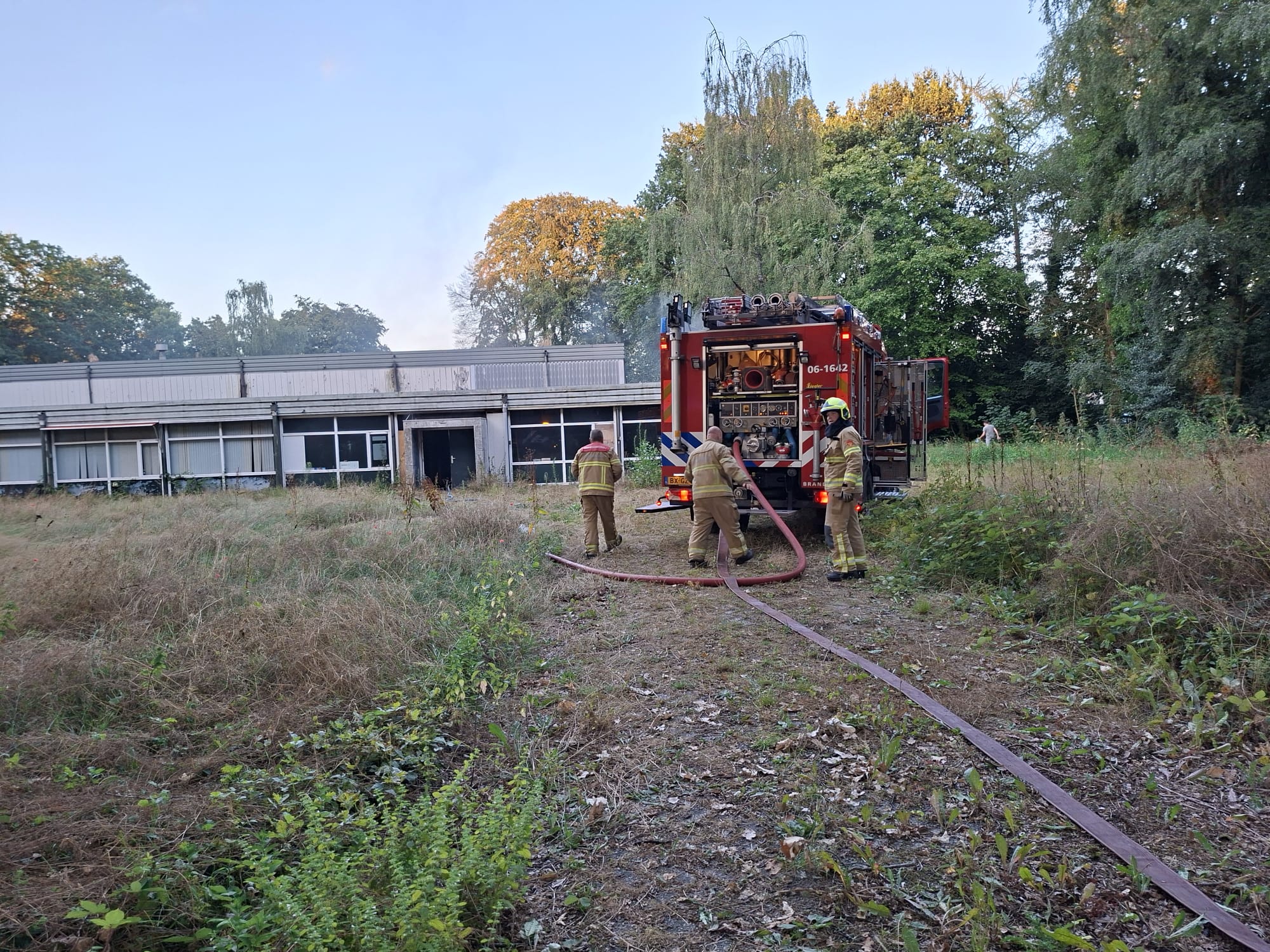 Foto: Brand in leegstaand kantoorpand in Nunspeet snel onder controle