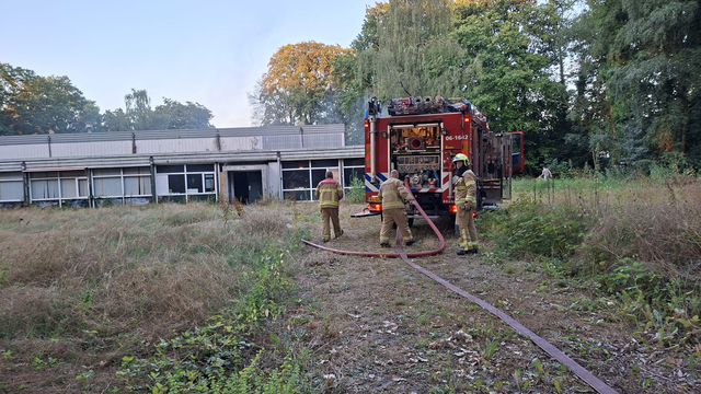Foto: Brand in leegstaand kantoorpand in Nunspeet snel onder controle
