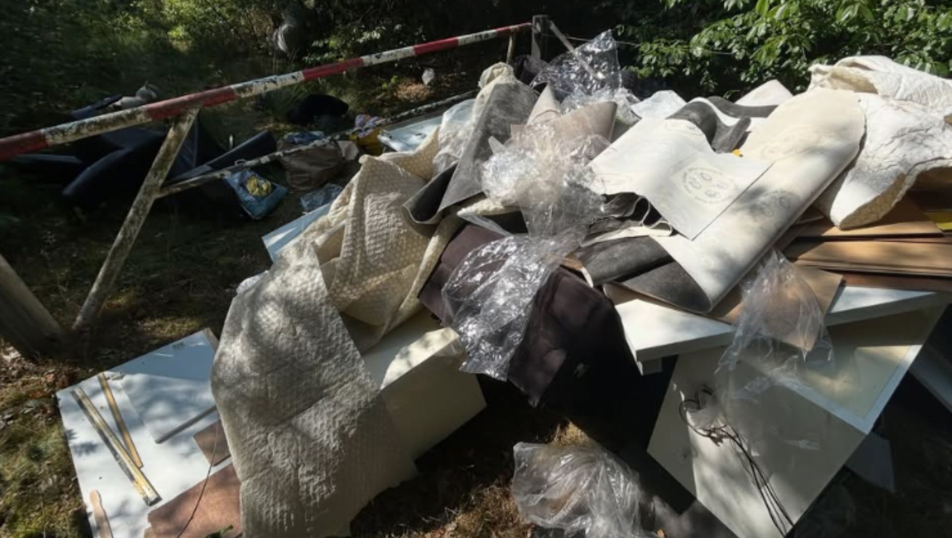 Foto: Gasfornuis, stoelen en kasten gedumpt op schietterrein bij Wezep: verdachte bekent