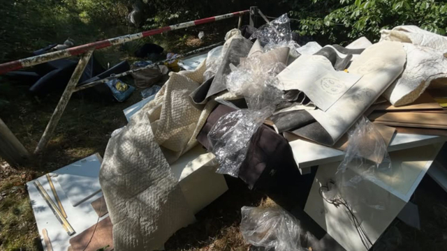Foto: Gasfornuis, stoelen en kasten gedumpt op schietterrein bij Wezep: verdachte bekent