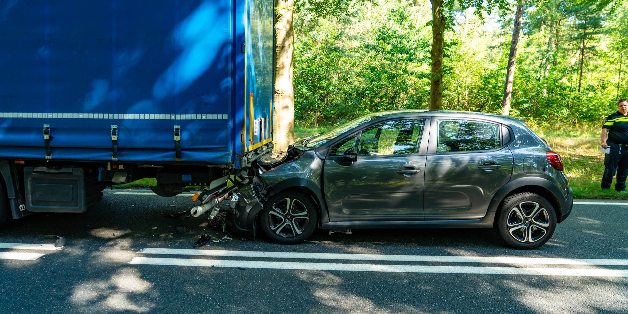 Foto: Auto botst achterop vrachtwagen in Ermelo, bestuurder naar het ziekenhuis