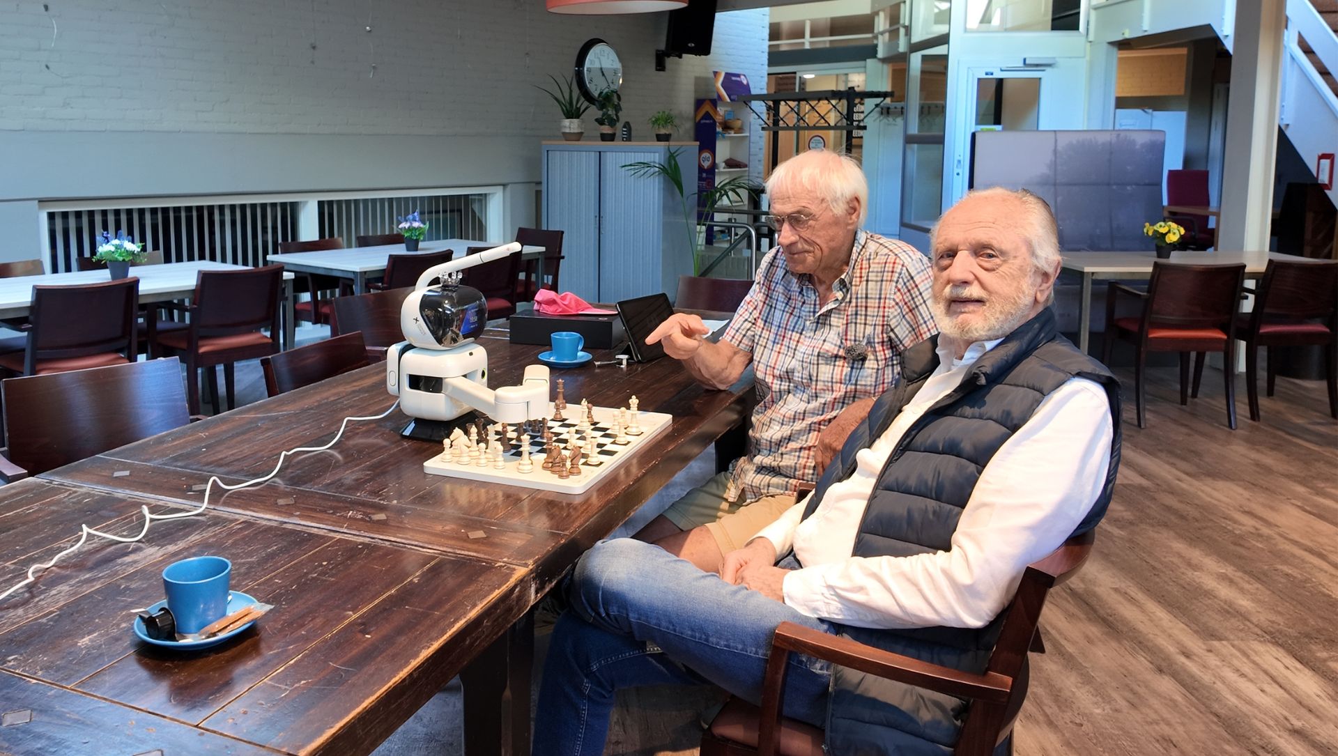 Foto: Schaakclub haalt opvallend nieuw clublid binnen: een robot