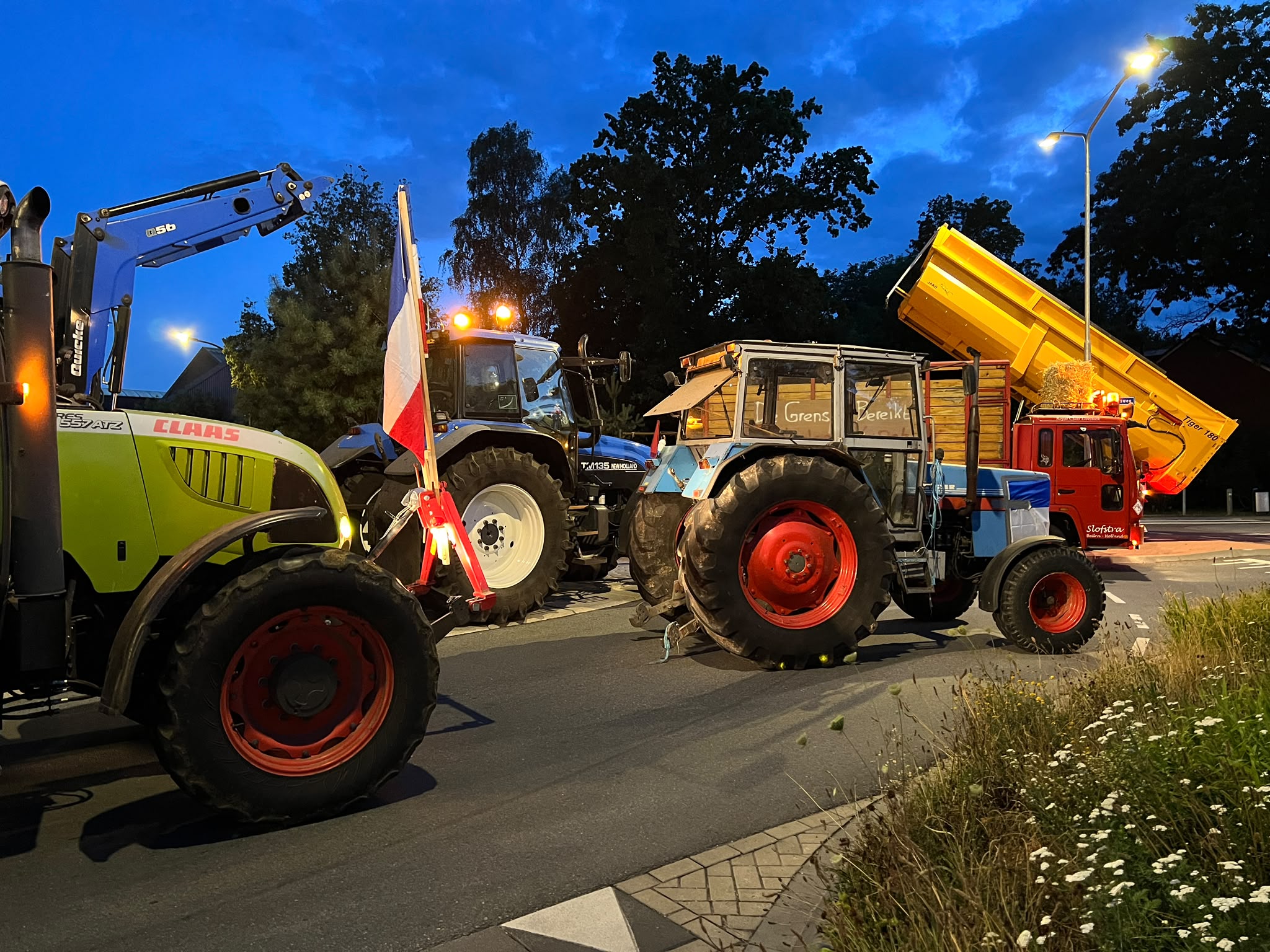 Foto: Update | Boeren voeren actie op rotonde in Nunspeet
