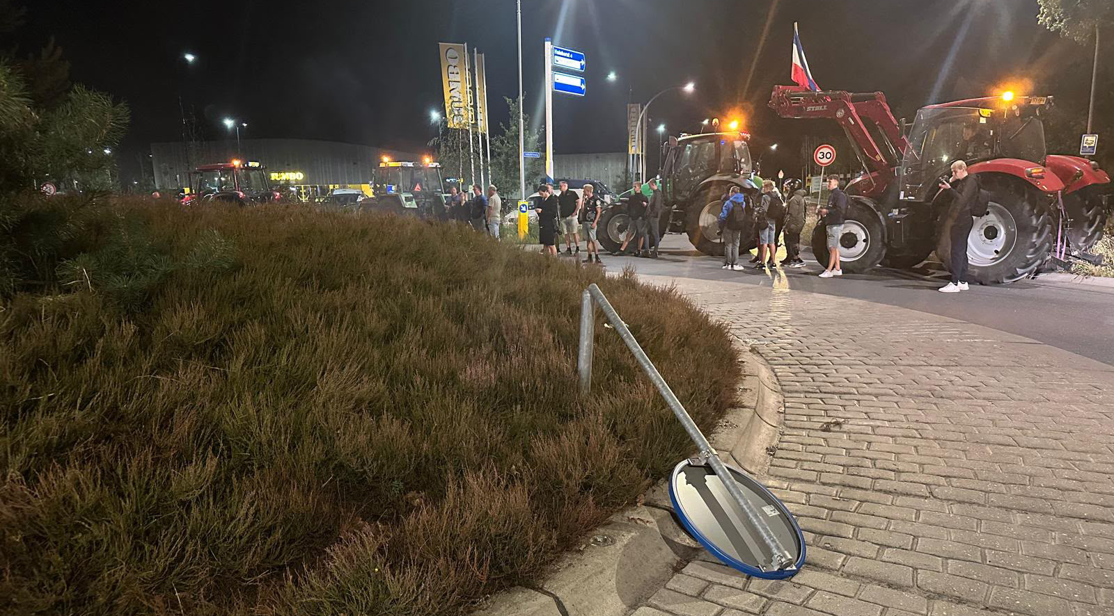 Foto: Burgemeester begrijpt boerenprotest, maar niet de brandstichting op rotonde