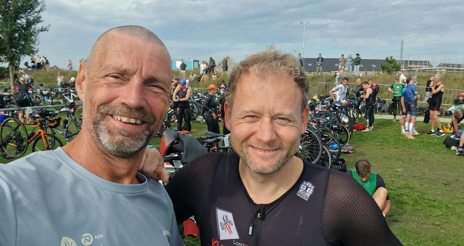 Foto: Michel (50) trotseert 113 kilometer met zijn ongeneeslijk zieke sportmaat Bart in gedachten