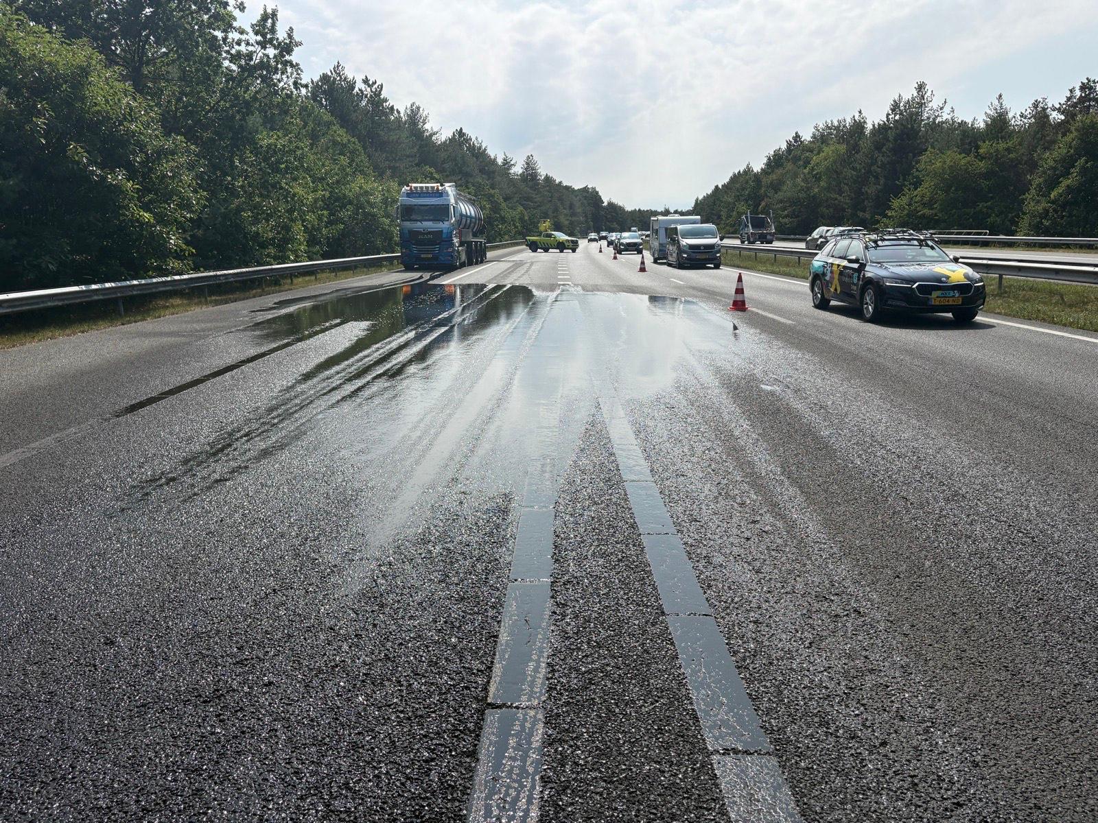 Foto: Mestlekkage zorgt voor lange file op A28