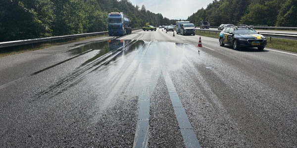 Foto: Mestlekkage zorgt voor lange file op A28
