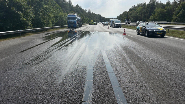 Foto: Mestlekkage zorgt voor lange file op A28