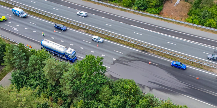 Foto: Mestlekkage zorgt voor lange file op A28
