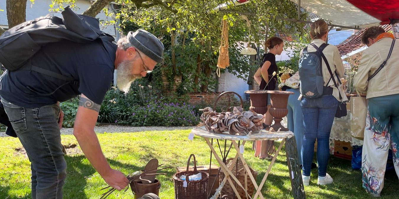 Foto: Idyllische Kloostertuin ‘de perfecte plek’ voor deze sfeervolle brocantemarkt