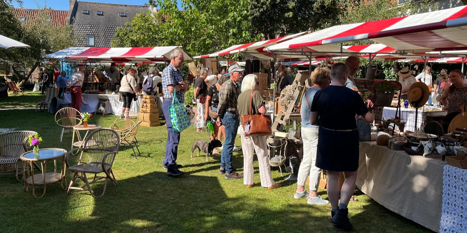 Foto: Idyllische Kloostertuin ‘de perfecte plek’ voor deze sfeervolle brocantemarkt