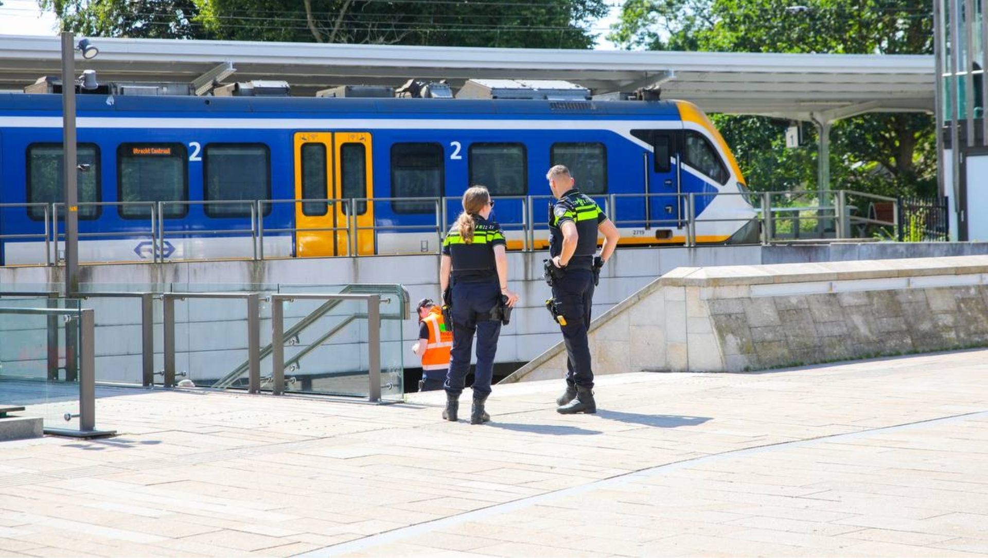 Foto: Station Harderwijk ontruimd na melding over verdacht pakketje in trein