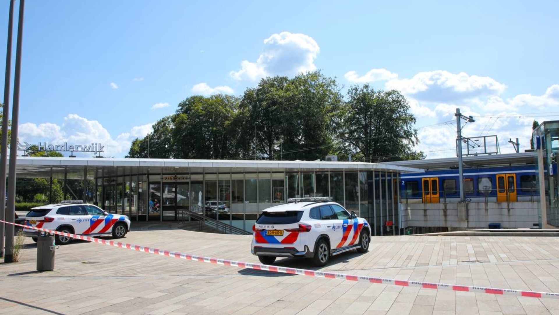 Foto: Station Harderwijk ontruimd na melding over verdacht pakketje in trein