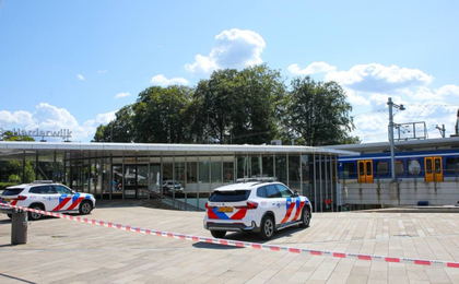Foto: Station Harderwijk ontruimd na melding over verdacht pakketje in trein
