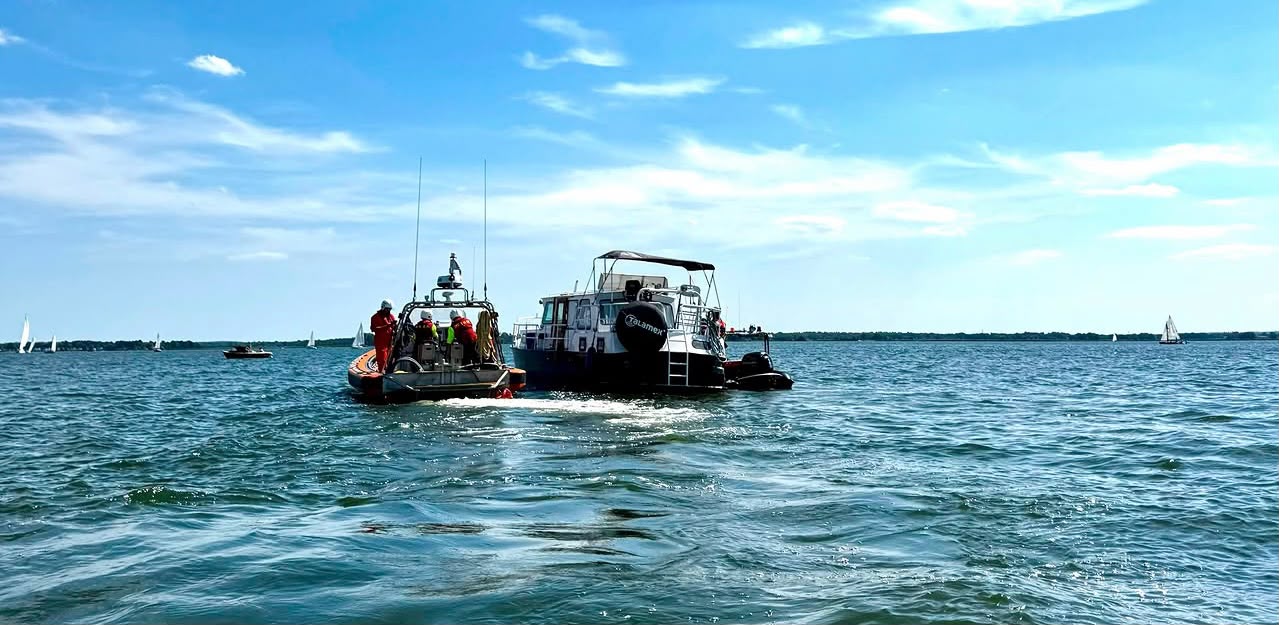 Foto: Boot lijkt in brand te staan, maar dít blijkt de boosdoener