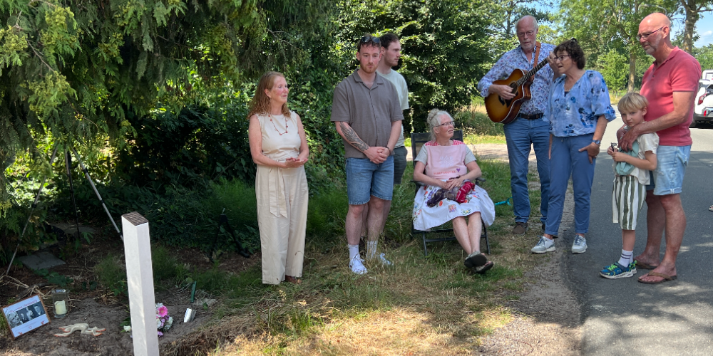 Foto: Elf kleinkinderen eren hun opa met blijvend monument in Hulshorst: 'Handelen mag nooit vergeten worden'