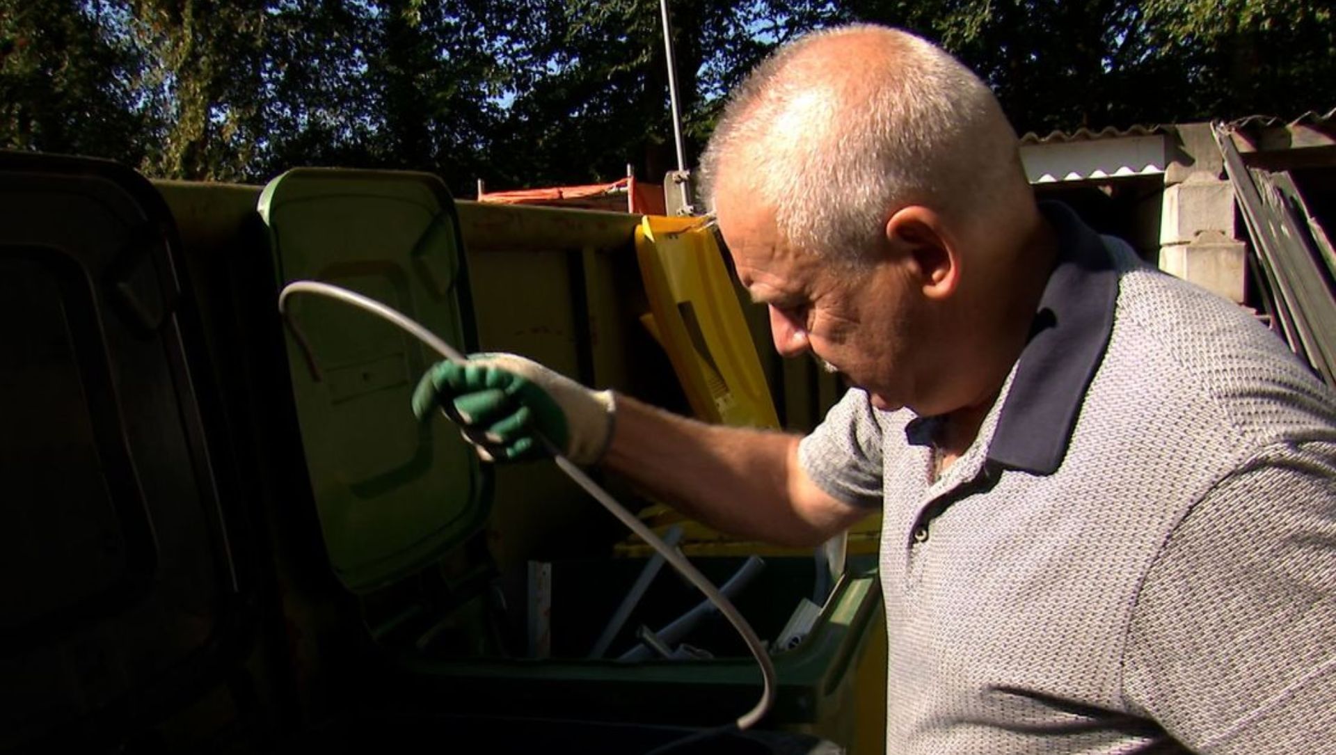 Foto: Voetbalclub in Oldebroek moet stoppen met oud ijzer inzamelen