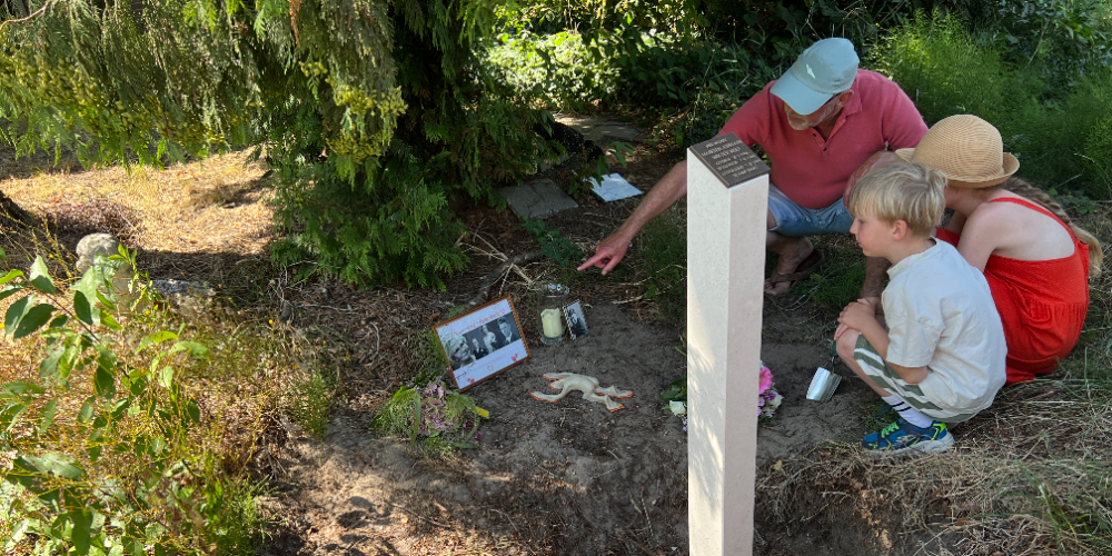 Foto: Elf kleinkinderen eren hun opa met blijvend monument in Hulshorst: 'Handelen mag nooit vergeten worden'