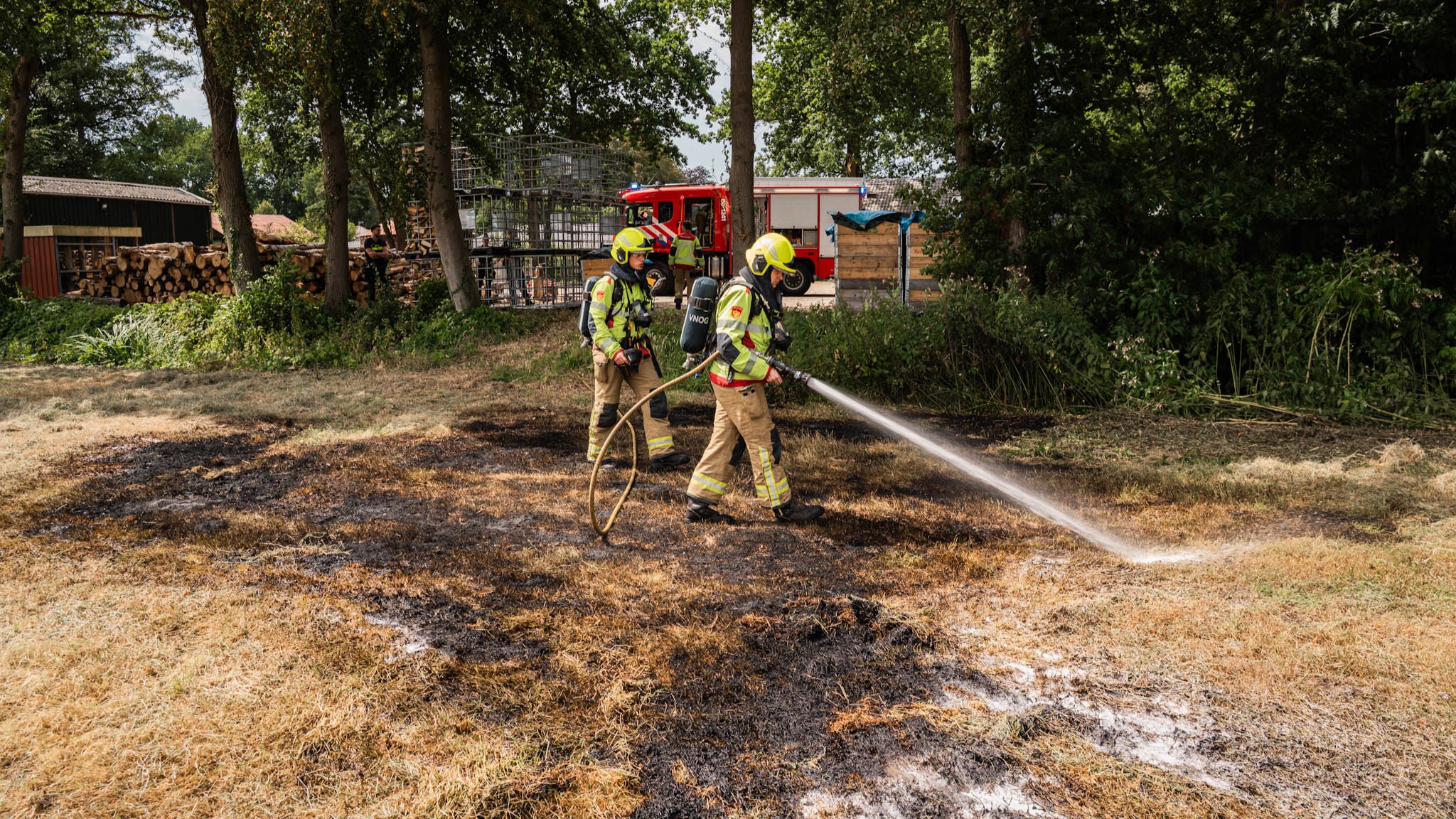 Foto: Grasbrand in Ermelo snel onder controle dankzij personeel