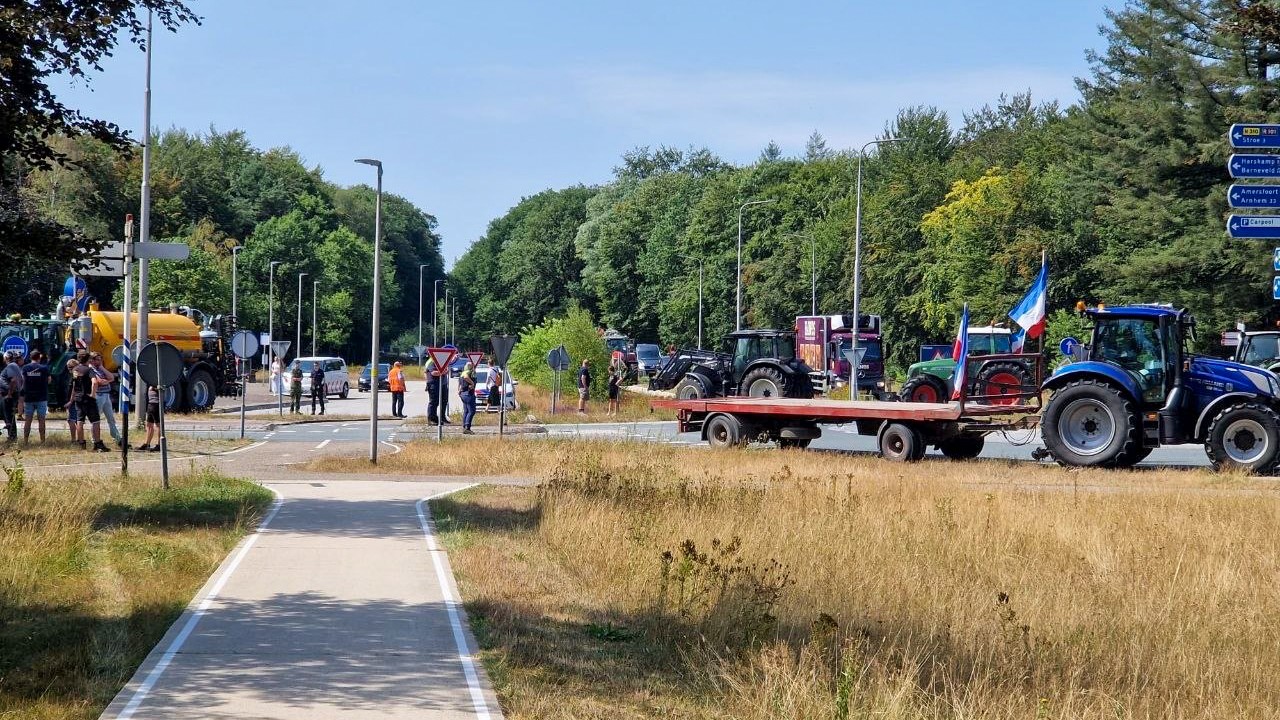 Foto: Twintig trekkers blokkeren N310 bij Garderen