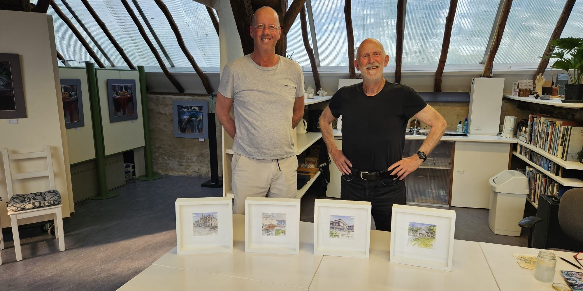 Foto: Oldebroeker Willem (75) vertaalt het werk van aftredende raadsleden op aquarel