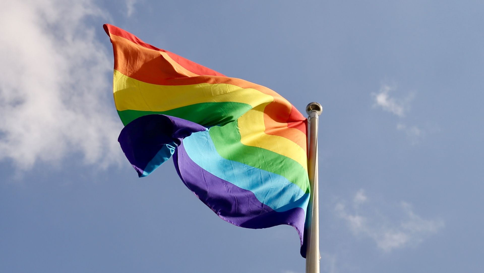 Foto: Politie maakt werk van gestolen regenboogvlaggen