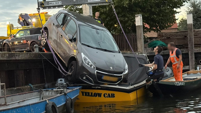 Foto: Een auto rijdt de haven van Elburg in en belandt op boot van Egbert
