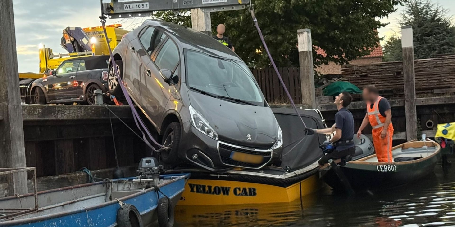 Een auto rijdt de haven van Elburg in en belandt op boot van Egbert