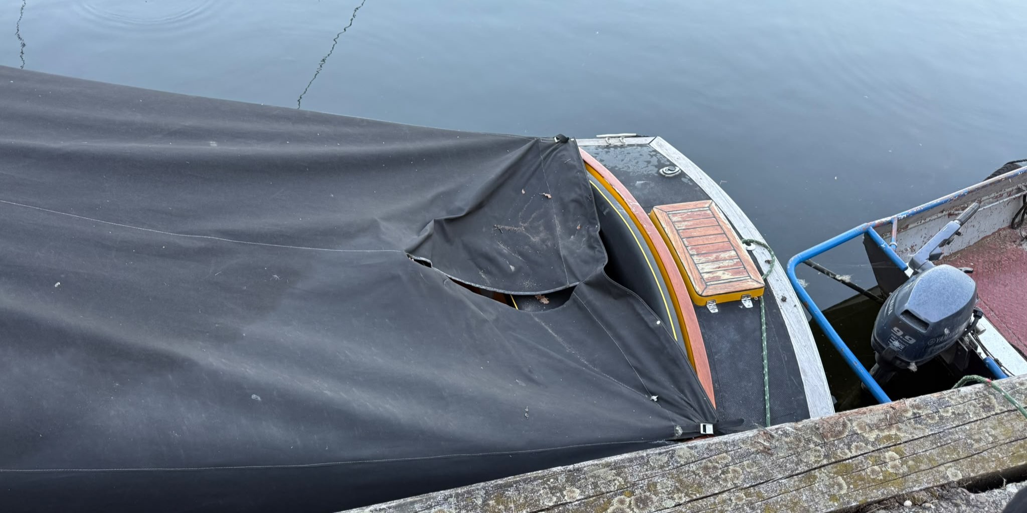 Foto: Een auto rijdt de haven van Elburg in en belandt op boot van Egbert