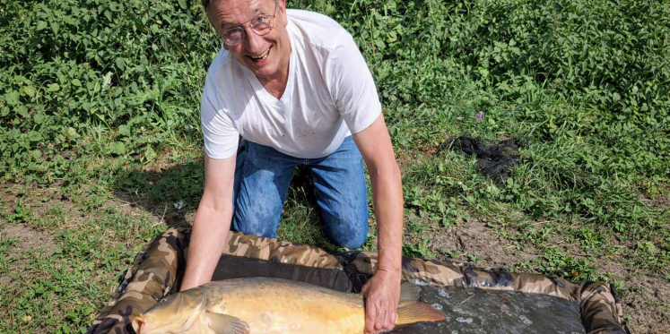Foto: Oldebroeker vangt eerste karper: ‘Wat een belevenis!’