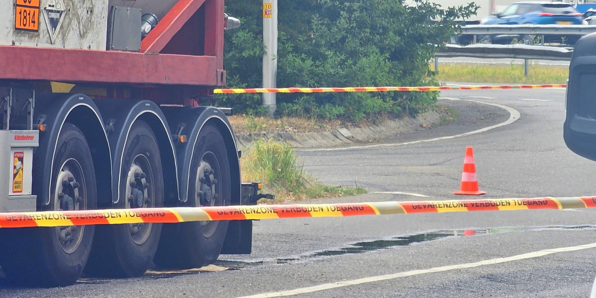 Foto: A1 afgesloten na lekkage van tankwagen bij Stroe