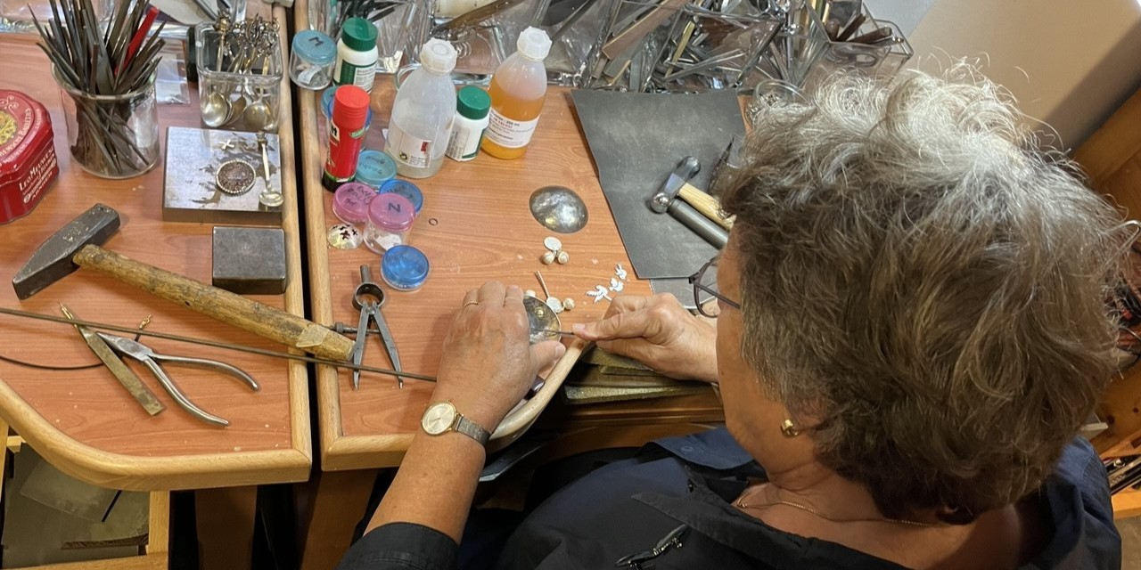 Foto: Open Atelier: Miek tovert zilver om tot unieke sieraden