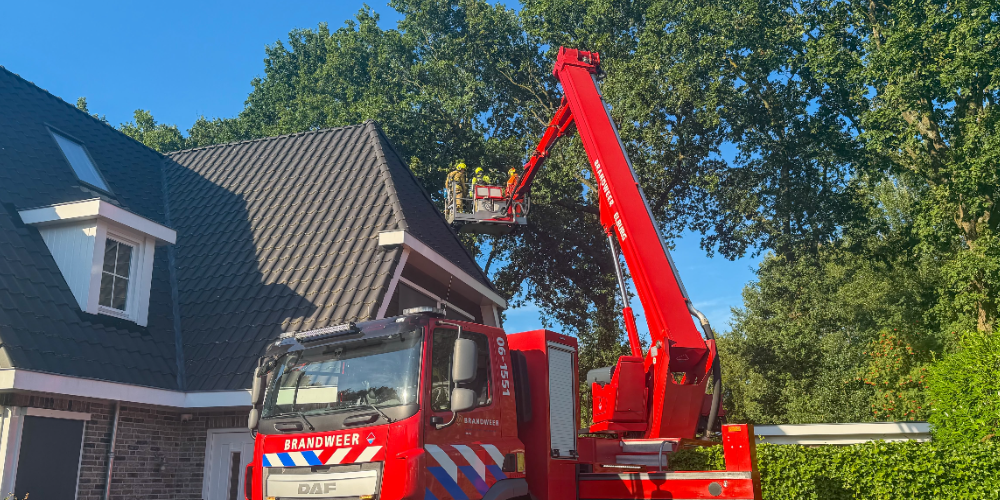 Foto: Brandweer rukt uit voor gevaarlijke tak