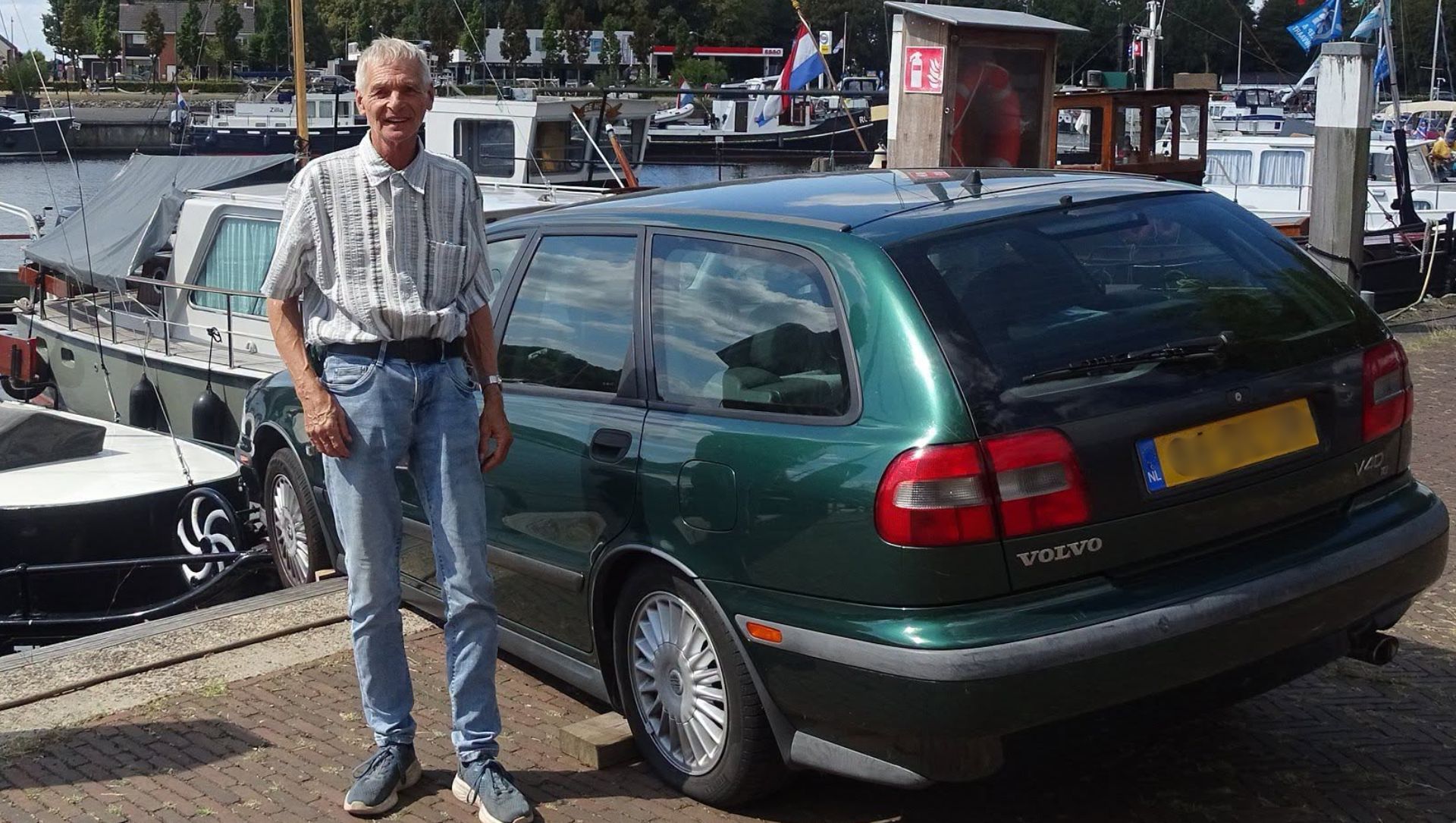 Foto: Opnieuw auto op boot in Elburg: Hans (70) vergat de handrem