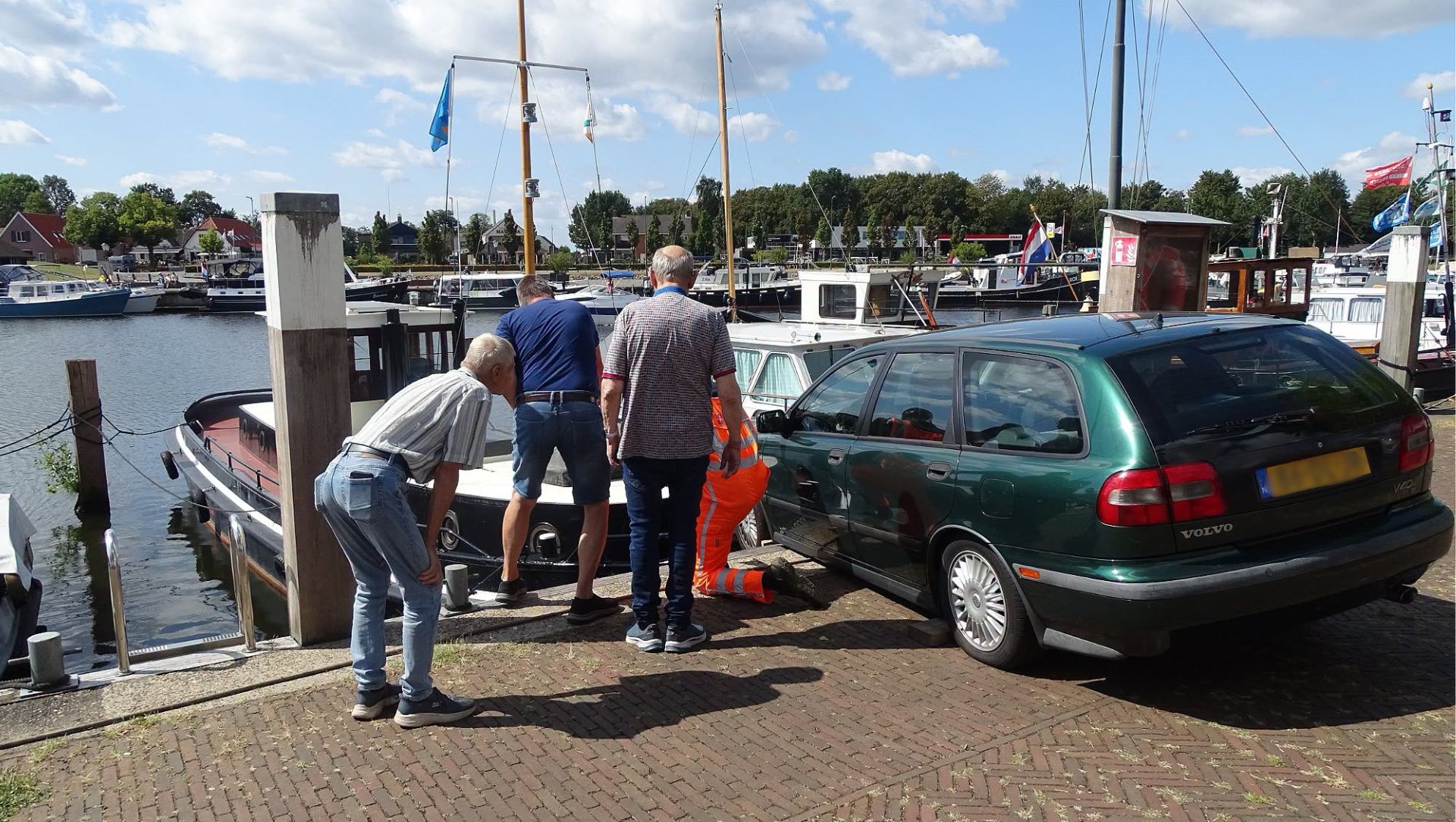 Foto: Opnieuw auto op boot in Elburg: Hans (70) vergat de handrem