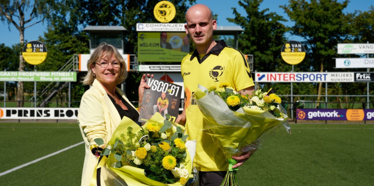 Foto: Burgemeester Tanja Haseloop-Amsing neemt presentatiegids in ontvangst